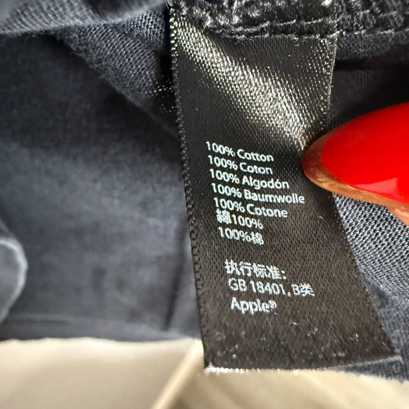 Unisex Apple Park - Limited Edition  T-shirt with AirPods graphic - Picture 8 of 8